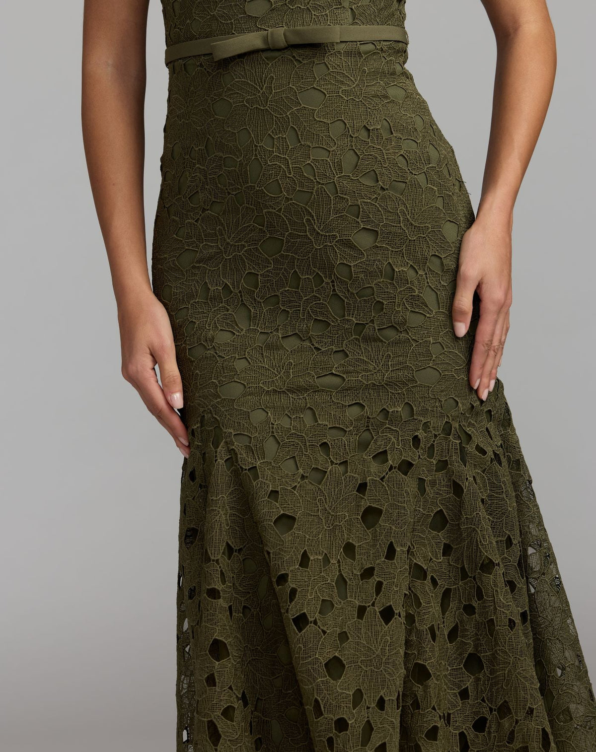 Mac Duggal #21397 olive lace midi dress close-up detail