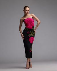 Detailed-embroidery-and-sculptural-botanical-accents-on-black-gown