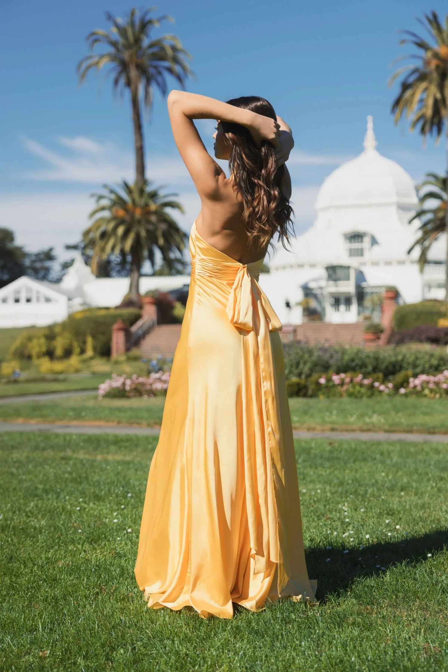 【Mac Duggal】Ruched Halter Neck Tie Back Gown 関税送料込 Mac Duggal Ruched Halter Neck Tie Back Satin Gown - Lemon