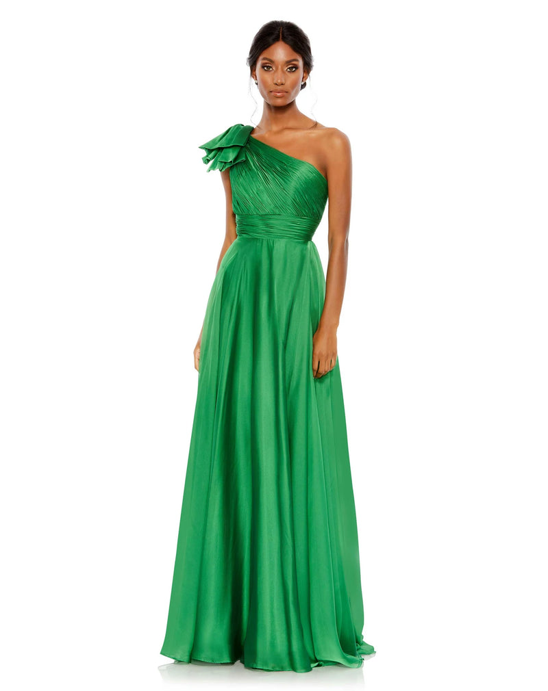 This elegant Mac Duggal one-sleeved emerald green, dress is a stunning formal gown for special occasions. With beautiful draped asymmetric detail across one shoulder and an empire bust together with a flower skirt, this elegant gown will truly have you feeling like the belle of the ball. 