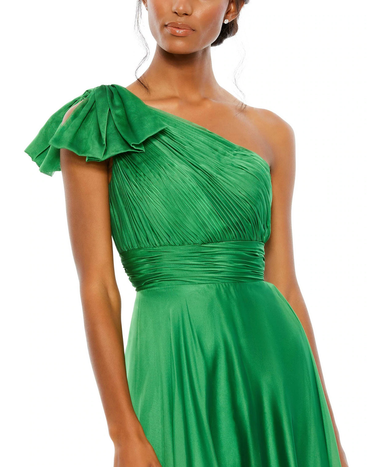 This elegant Mac Duggal one-sleeved emerald green, dress is a stunning formal gown for special occasions. With beautiful draped asymmetric detail across one shoulder and an empire bust together with a flower skirt, this elegant gown will truly have you feeling like the belle of the ball close up